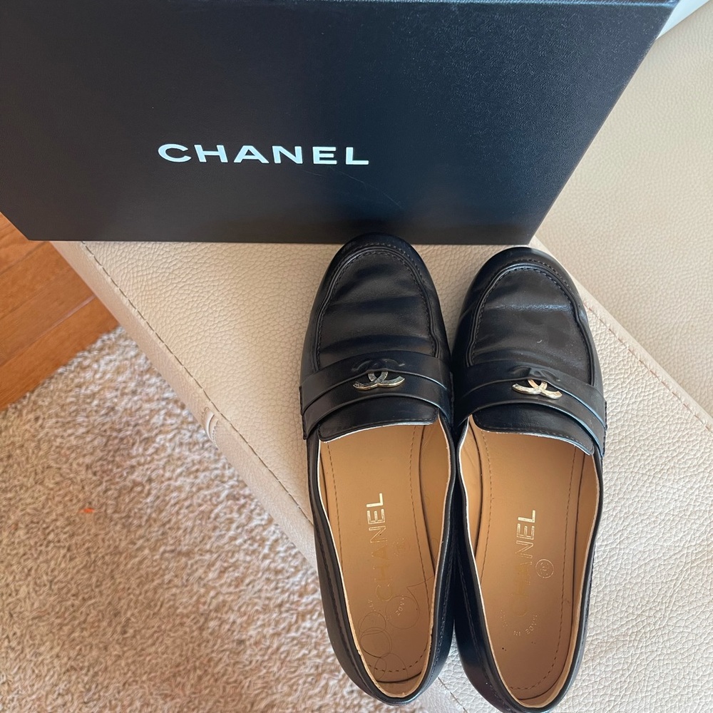 Chanel flats worn only once.❤️open to any offers.